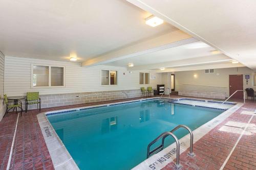 a large swimming pool in a hotel room at Sleep Inn & Suites Bay View Acme - Traverse City in Traverse City