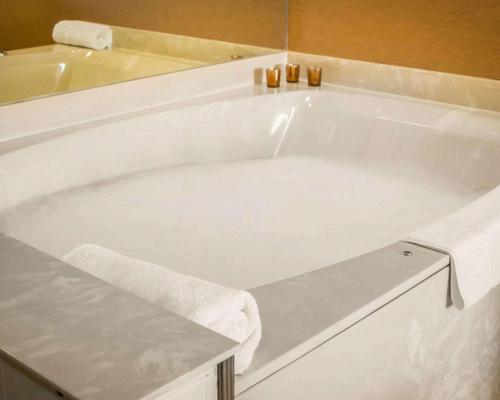 休倫港的住宿－Quality Inn & Suites，浴室内设有大型白色浴缸。