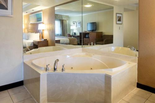 a large bath tub in a hotel room at Clarion Hotel Detroit Metro Airport in Romulus