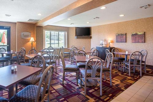 a restaurant with tables and chairs in a room at Sleep Inn & Suites Bay View Acme - Traverse City in Traverse City