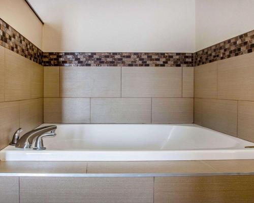 een groot wit bad in de badkamer bij Comfort Suites Benton Harbor - St. Joseph in Benton Harbor