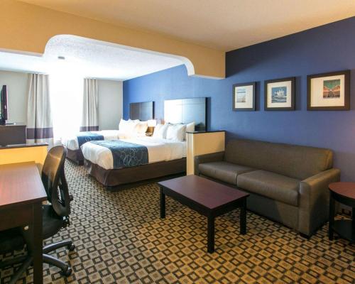 ベントン・ハーバーにあるComfort Suites Benton Harbor - St. Josephのベッドとソファ付きのホテルルーム
