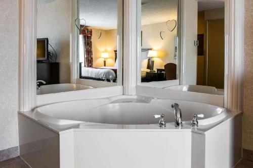 Bilik mandi di Comfort Suites