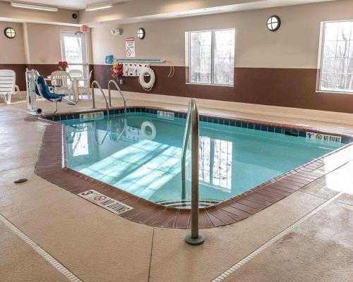 una gran piscina en una habitación de hospital en Quality Inn Near Interstate I94 en New Buffalo