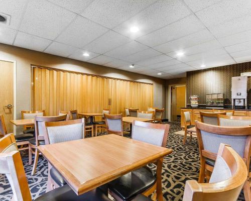 una sala de conferencias con mesas y sillas de madera en Comfort Inn Owatonna near Medical Center, en Owatonna