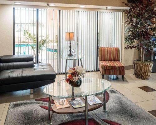 Ruang duduk di Quality Inn Savage - Bloomington West