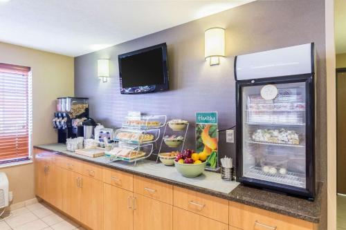 un bancone con un frigorifero e del cibo sopra di Quality Inn Marshall near University a Marshall