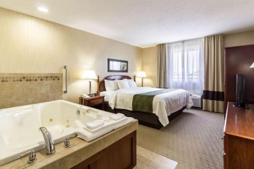 Ένα ή περισσότερα κρεβάτια σε δωμάτιο στο Quality Inn Marshall near University