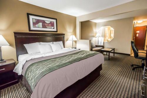 Postel nebo postele na pokoji v ubytování Econo Lodge Inn & Suites Monroe
