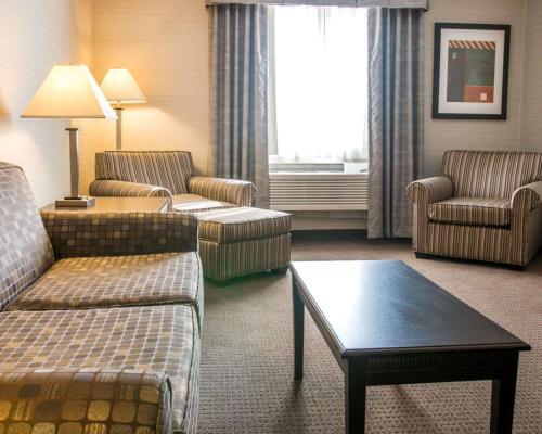 a living room with couches and a coffee table in a hotel room at Quality Inn & Suites Next to the Casino in Ceresco