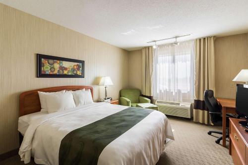 een hotelkamer met een groot bed en een televisie bij Quality Inn in Marshall