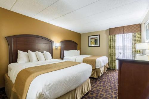 ein Hotelzimmer mit zwei Betten und einem Fenster in der Unterkunft Quality Inn & Suites Arden Hills - Saint Paul North in Arden Hills