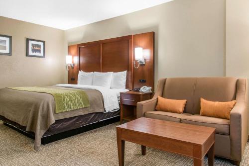 Comfort Inn MSP Airport - Mall of America tesisinde bir odada yatak veya yataklar