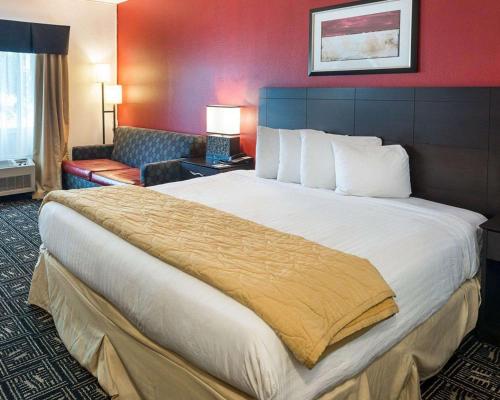 Ένα ή περισσότερα κρεβάτια σε δωμάτιο στο Quality Inn Brooklyn Center