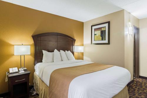 Ein Bett oder Betten in einem Zimmer der Unterkunft Quality Inn & Suites Arden Hills - Saint Paul North