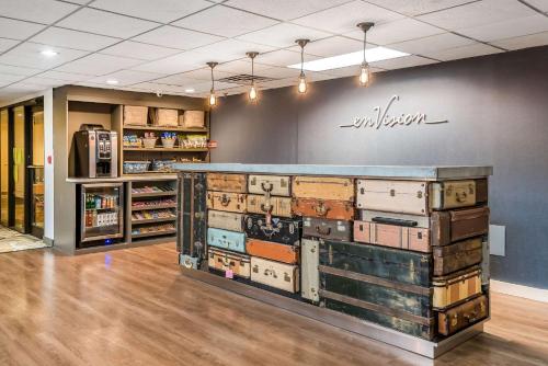 une bande de valises empilées les unes sur les autres dans l'établissement enVision Hotel Saint Paul South, à South Saint Paul