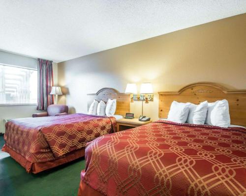 A bed or beds in a room at Econo Lodge Springfield I-44