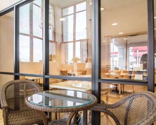 a dining room with a glass table and chairs at Econo Lodge Springfield I-44 in Springfield