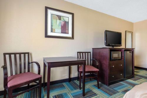 Quality Inn & Suites Arnold – Photos 5
