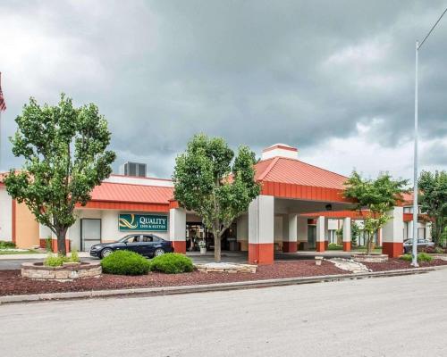 un distributore di benzina con un'auto parcheggiata di fronte di Quality Inn & Suites Kansas City I-435N Near Sports Complex a Kansas City