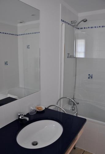 Ένα μπάνιο στο Hôtel La Galiote en Ré