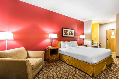 A bed or beds in a room at Quality Inn & Suites Chesterfield Village