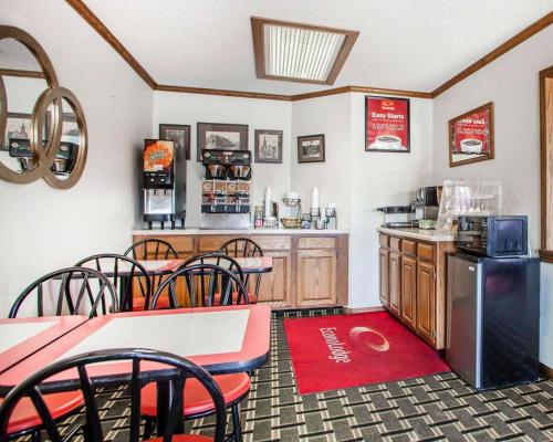 een restaurant met een keuken met een tafel en stoelen bij Econo Lodge Cameron in Cameron