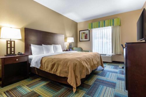 Ένα ή περισσότερα κρεβάτια σε δωμάτιο στο Quality Inn & Suites Arnold