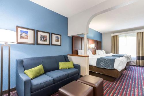 Кровать или кровати в номере Comfort Suites St Charles-St Louis