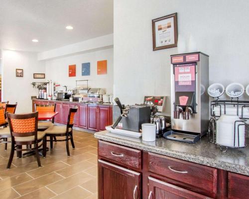 una cucina con bancone e macchina da caffè di Comfort Inn Bolivar a Bolivar