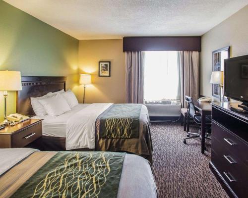 um quarto de hotel com duas camas e uma televisão em Quality Inn Belton - Kansas City South em Belton