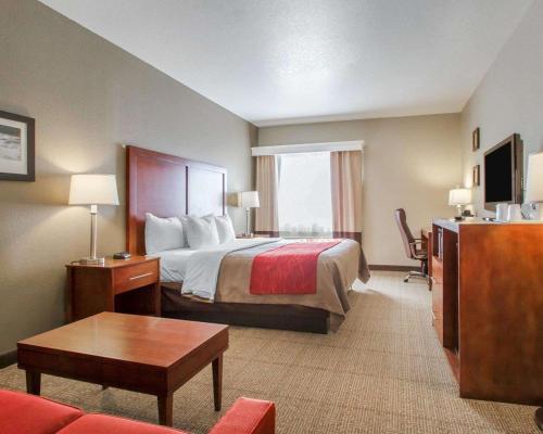 a large hotel room with a bed and a table at Comfort Inn Bolivar in Bolivar