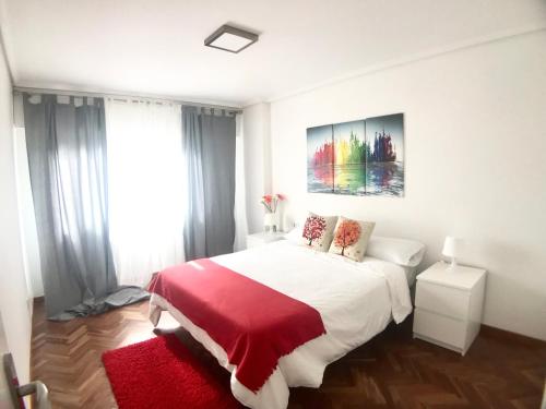 1 dormitorio con 1 cama grande con manta roja en Dotombori, en Oleiros