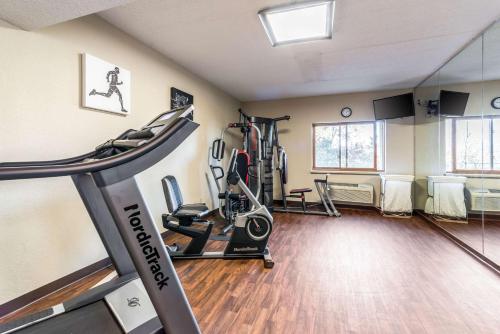 a gym with treadmills and a treadmill at Comfort Inn Festus-St Louis South in Festus