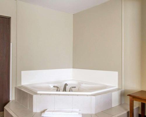 een badkamer met een ligbad en een wastafel bij Comfort Inn Bolivar in Bolivar