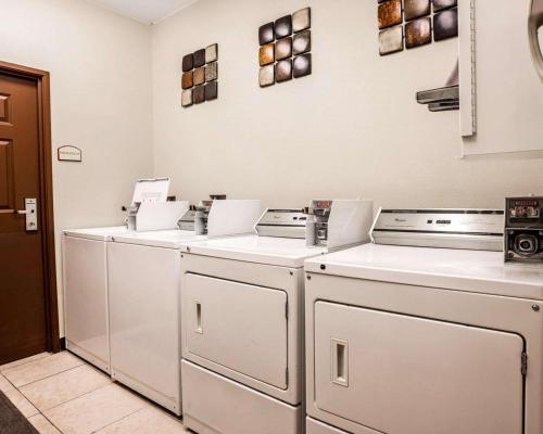 una fila de lavadoras y secadoras en una habitación en Comfort Suites Independence - Kansas City en Independence
