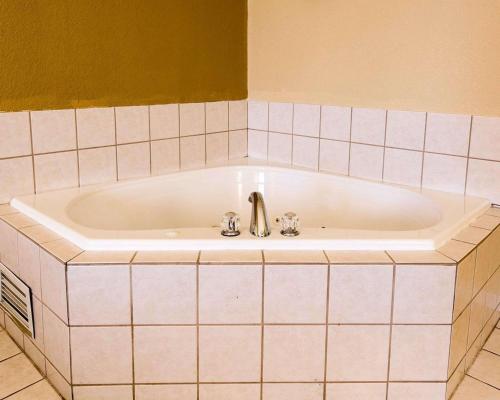 Ένα μπάνιο στο Quality Inn & Suites Bethany