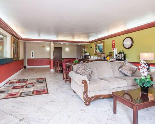 Posezení v ubytování Econo Lodge Dexter