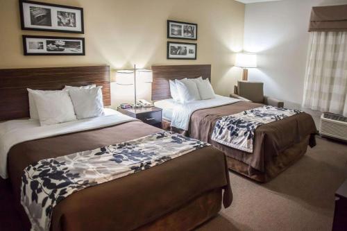 Giường trong phòng chung tại Sleep Inn & Suites Indoor Waterpark