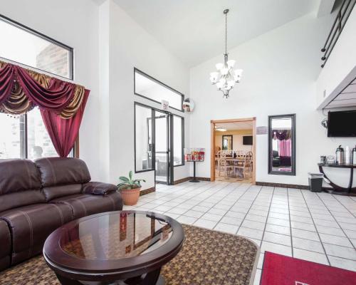 a living room with a couch and a table at Econo Lodge Kansas City Downtown North in Kansas City