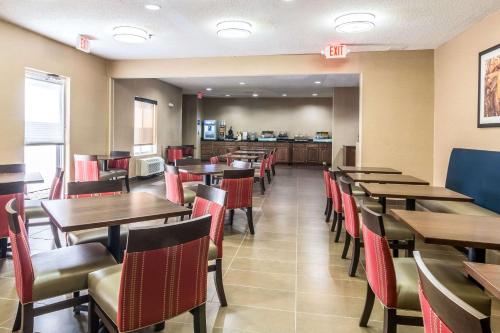 a dining room with tables and chairs in a restaurant at Comfort Inn & Suites - Hannibal in Hannibal