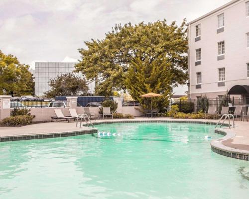 
The swimming pool at or near Comfort Inn St Louis – Westport
