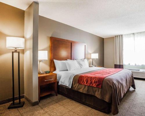 a hotel room with a bed and a window at Comfort Inn & Suites Moberly in Moberly