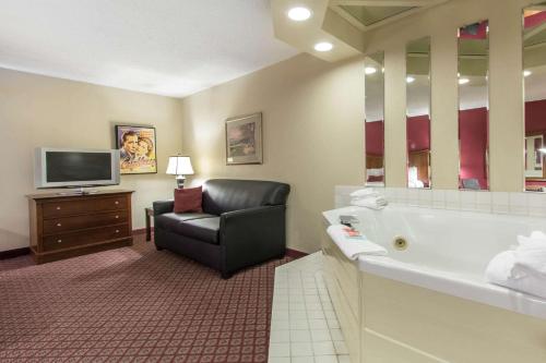 Телевизор и/или развлекательный центр в Econo Lodge Inn & Suites Joplin