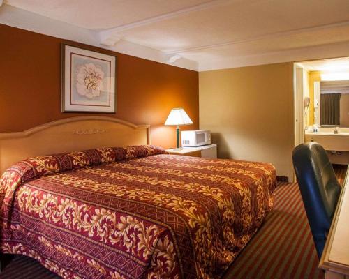 une chambre d'hôtel avec un lit et une fenêtre dans l'établissement Relax Inn Saint Charles, à Saint Charles