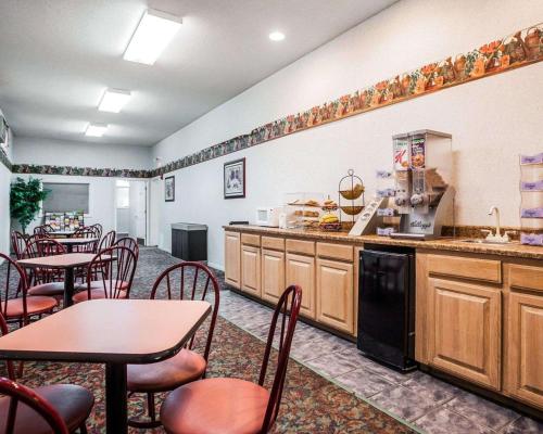 una cucina e una sala da pranzo con tavoli e sedie di Econo Lodge Jefferson City a Jefferson City