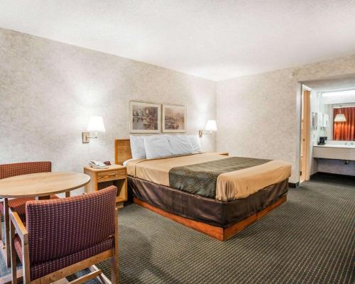una stanza d'albergo con un letto e un tavolo di Econo Lodge Jefferson City a Jefferson City