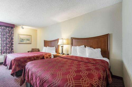 A bed or beds in a room at Econo Lodge Inn & Suites Joplin