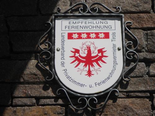 a sign on the side of a brick wall at Ferienwohnung Schreieck Maria in Hofen