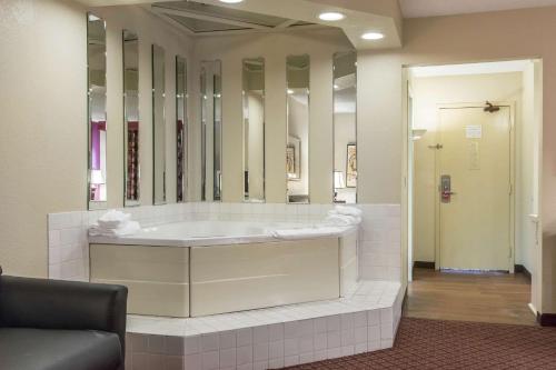 Ванная комната в Econo Lodge Inn & Suites Joplin
